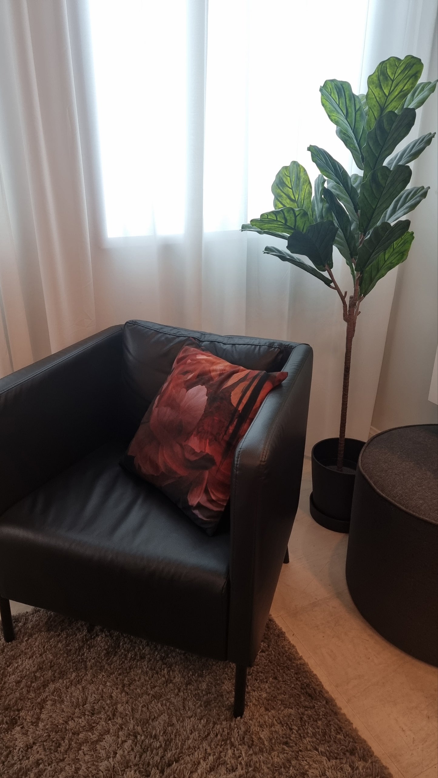 Funda de almohada con peonía pictórica de Velvet Rouge